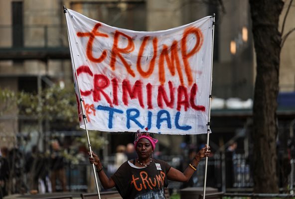  Пред съда в Манхатън се събраха стачкуващи с банери против Доналд Тръмп. 