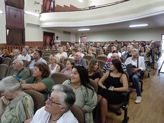 Залата в читалището на град Средец едва побра многобройната публика.