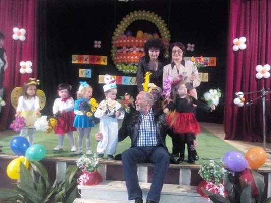 Доц. Борислав Великов с децата от Берковица / Снимка: Камелия Александрова