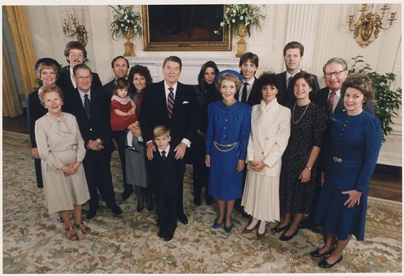 При встъпването в длъжност за втори президентски мандат Роналд Рейгън и съпругата му Нанси се снимат със семейството си в Белия дом.