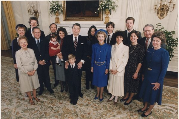 При встъпването в длъжност за втори президентски мандат Роналд Рейгън и съпругата му Нанси се снимат със семейството си в Белия дом.
