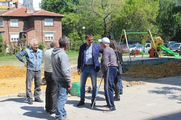 Кметът Димитър Колев разговаря с хора от квартала.