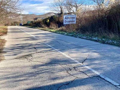 Разбитият пътен участък е с интензивно движение

СНИМКА: Община Трявна