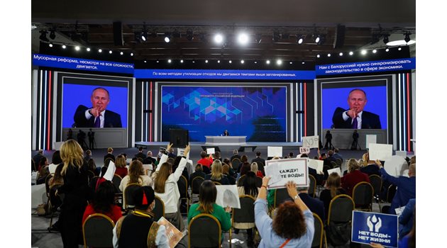 Разстоянието от масата, на която седеше Путин, и местата за журналистите бе близо 20 метра.

