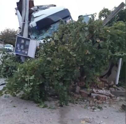 Камион се вряза в къща в плевенско село
Кадър: Нова тв