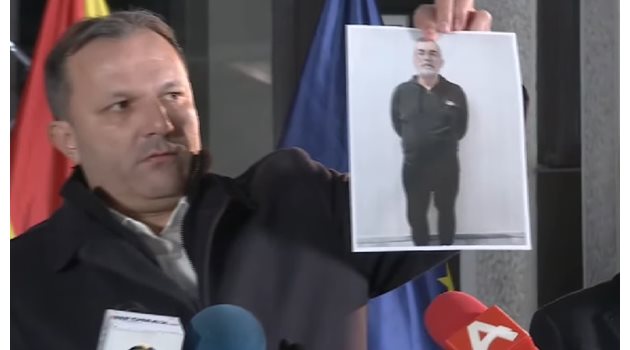 Министър Спасовски показва снимка на Палчо, направена от турските власти, след като са го арестували.