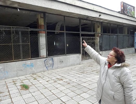 Теменужка Караджова с отвращение сочи към изоставената от десетилетия сграда, превърната в клоака.