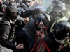 Раниха 15 украински полицаи при сблъсъци с демонстранти на предизборна проява на Порошенко
