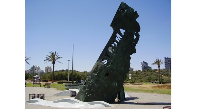 В израелския град Ашдод през 1991 г. издигат паметник на загиналите на “Струма” български моряци, българи и евреи.