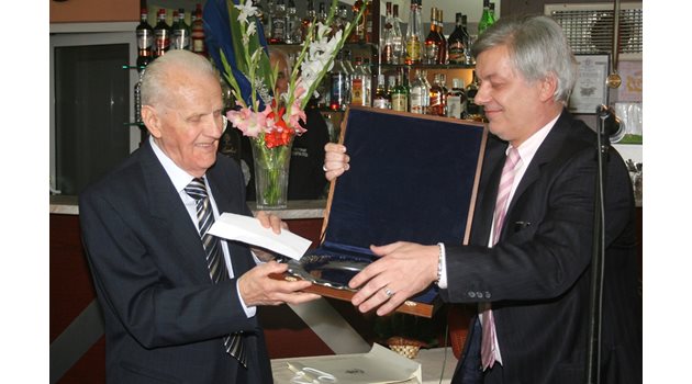 Д-р Стефан Божков получава отличие от Валентин Михов по случай 85-ия си рожден ден.