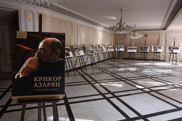Поглед към изложбата, посветена на Крикор Азарян, в Народния театър.
