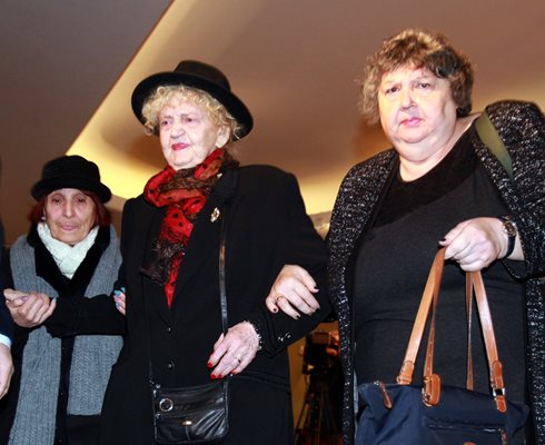 Татяна Лолова, подкрепяна от приятелката си Юлия Пискулийска и драматурга на театъра Богдана Костуркова (вдясно)