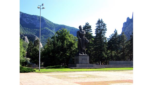  Враца, паметникът на Ботев днес. 