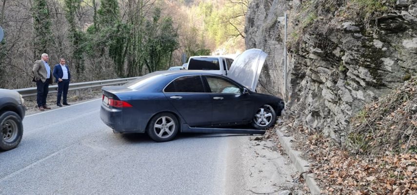 Колата на свещеника се заби в скалите по пътя след Бачково. Здравко Димитров и Йордан Рогачев оказаха първа помощ на пострадалия. 