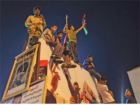 Революционери в Бенгази се радват на успехите си.
СНИМКА: РОЙТЕРС