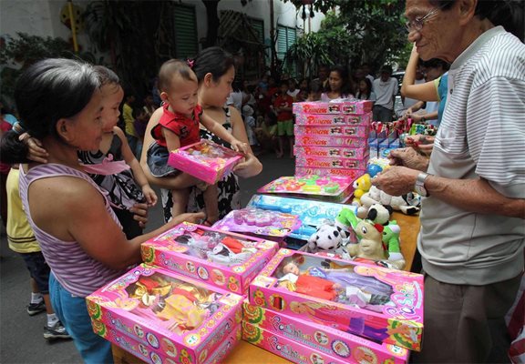 Почти всички кукли за момичетата се предлагат в кутии в крещящорозово. Снимка: Ройтерс