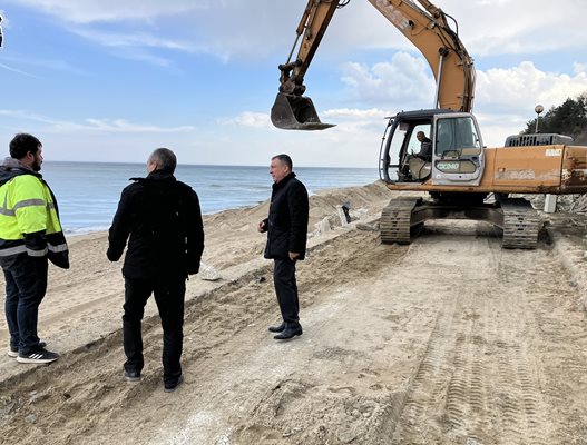 Изграждането на нова подпорна стена на крайбрежната алея в Обзор вече започна.