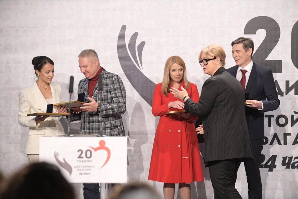 Издателят на "24 часа" Венелина Гочева награждава  Калчо Петков от БНТ, Бесте Сабри от bTV и  Мира Иванова и Виктор Николаев от NOVA.