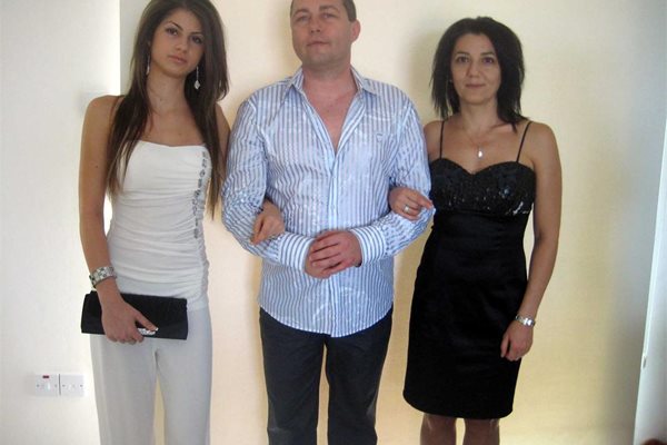 СНИМКА: АРХИВ

Ади (вляво) с родителите си.