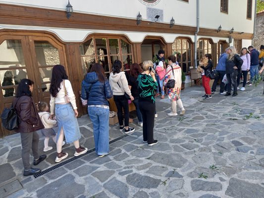 Пловдивчани чакат  за върбови клонки в двора на църквата "Света Неделя" в Стария град на Пловдив.
