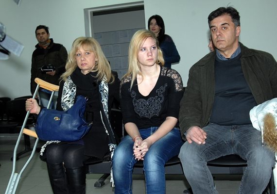 Катерина Матеева (в средата) с майка си и баща си. Илиян Матеев изригна, като чу решението на окръжния съд.   СНИМКИ: НАТАША МАНЕВА
