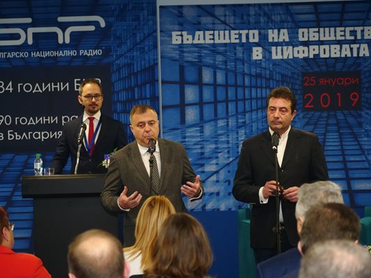 Водещият на конференцията Виктор Серафимов, генералните директори на българските обществени медии Александър Велев и Константин Каменаров (от ляво на дясно)