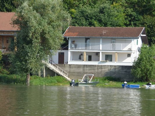 Къщата е на самия бряг на Дунава