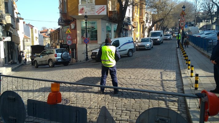 Затварянето на ул. "Отец Паисий" вече предизвиква колони откъм Стария град.