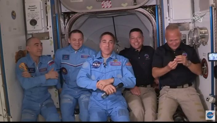 Двамата американски астронавти от НАСА Дъг Хърли и Боб Бенкен влязоха в Международната космическа станция. Кадър: НАСА
