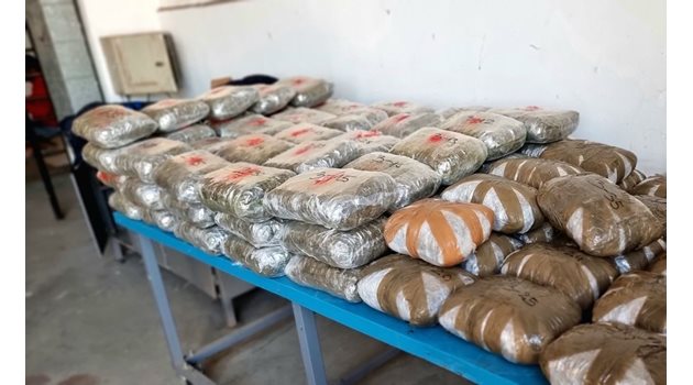 Над 100 килограма марихуана открити при опит за контрабанда на Калотина