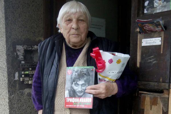Майката на Трифон леля Маринка с книгата за своя син, написана от журналисти от вестник "България Днес"