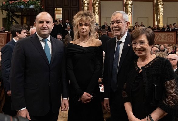 Дарина Радева влезе в ролята на първа дама и придружи баща си - президента Румен Радев, на традиционния Новогодишен концерт
на Виенската филхармония. 
СНИМКА: ФЕЙСБУК НА РУМЕН РАДЕВ