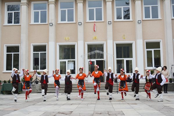 Откриването на ремонтираното читалище се превърна в празник за Върбовка

СНИМКА: Община Павликени