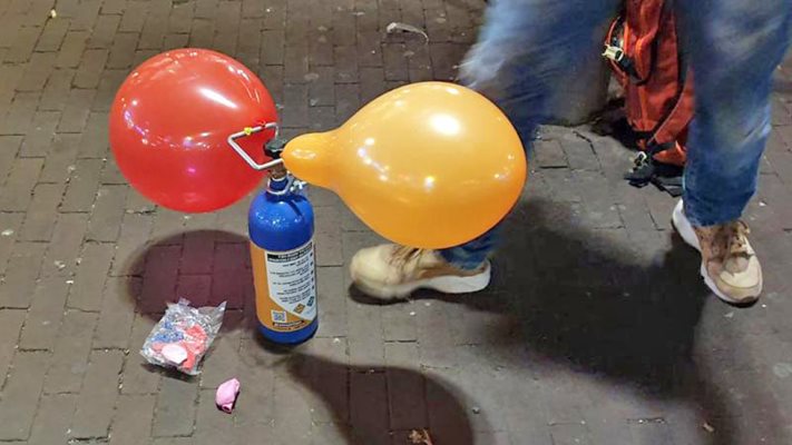Балоните с газ са хит сред купонясващите младежи