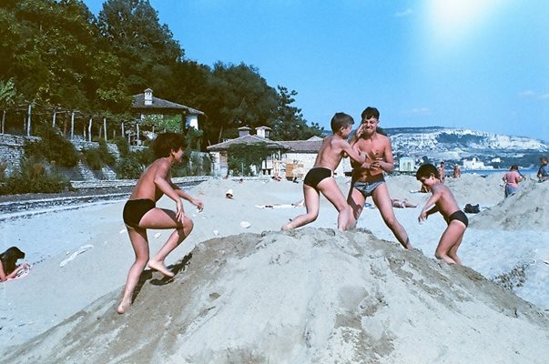 1982 г., игра на плажа в Балчик.