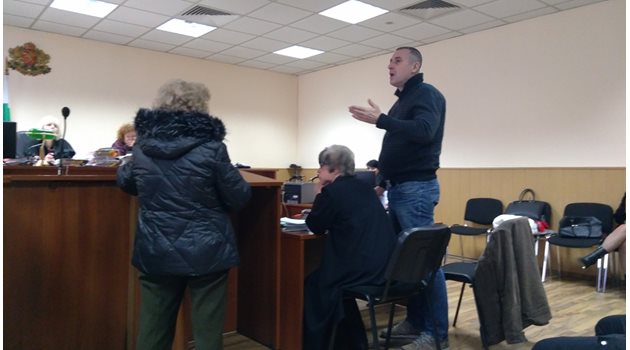 Венцеслав Караджов прекъсваше свидетелката и поставяше въпроси. Тя му отговаряше ясно и категорично.