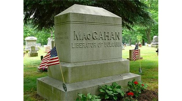 ПАМЕТ: На гроба на американския журналист пише - Дженюариас Макгахан - освободител на България.