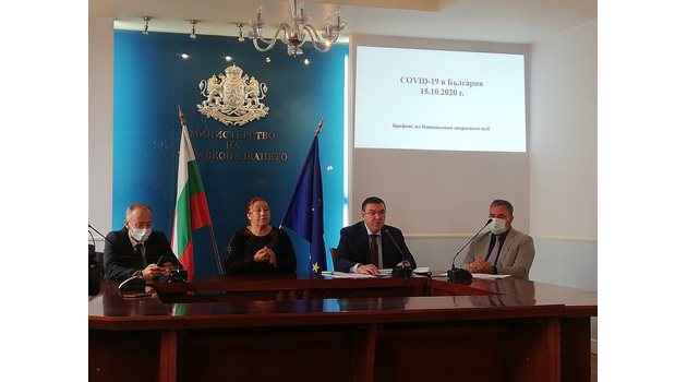 Министрите на образованието и здравеопазването Красимир Вълчев и Костадин Анелов и държавният здравен инспектор Ангел Кунчев на брифинга.
