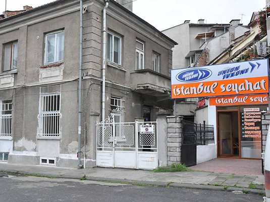 Вратата на офиса на "Ентуртранс" на ул. "Булаир" в Бургас е зазидана след отнемането на лиценза. 
Автор: Лина Главинова