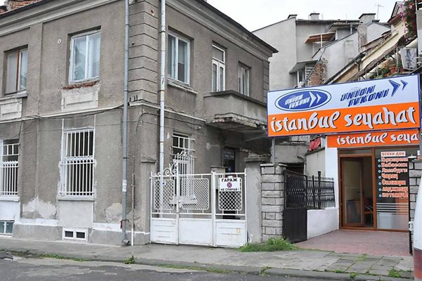 Вратата на офиса на "Ентуртранс" на ул. "Булаир" в Бургас е зазидана след отнемането на лиценза. 
Автор: Лина Главинова