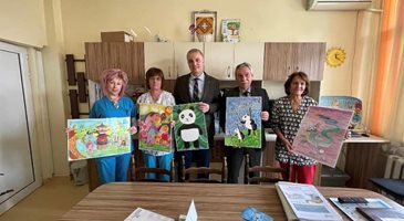 Търновският университет дари картини за педиатрията на областната болница