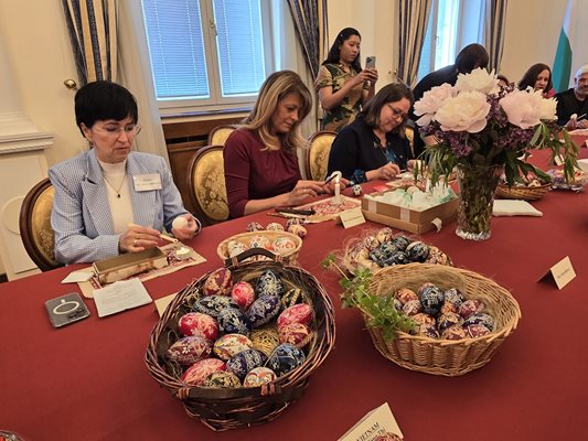 Десислава Радева събра съпруги на чужди дипломати у нас, за да рисува заедно великденски яйца по стара българска традиция.