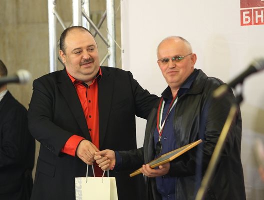 Любо Нейков награди джипито д-р Митко Хаджиев, който е закупил ехограф с лични средства и изследва пациентите от шест села около Борино.