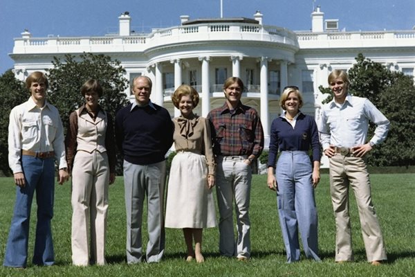През 1976 г. президентът Джералд Форд и първата дама Бети Форд се снимат пред Белия дом с децата си - Майк и съпругата му, Джак, Сюзън и Стив (от ляво на дясно).