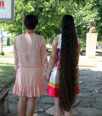 Девойките в градчето се възхищават на косата на Габи / Снимки: Пламен КОДРОВ и архив