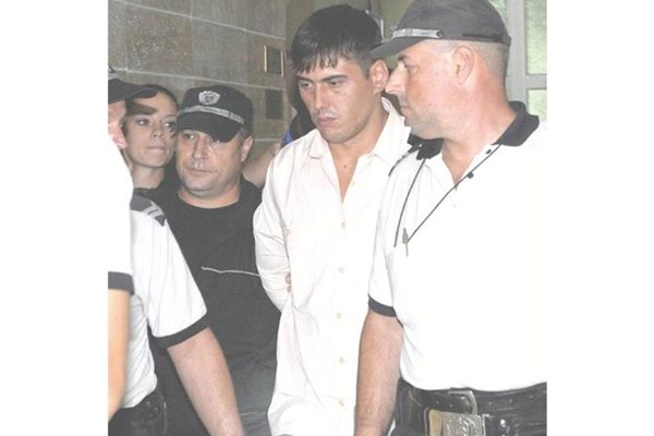 Полицаи водят обвинения в убийството на сестрите Лазар Колев към съдебната зала.
СНИМКА: АТАНАС КЪНЕВ