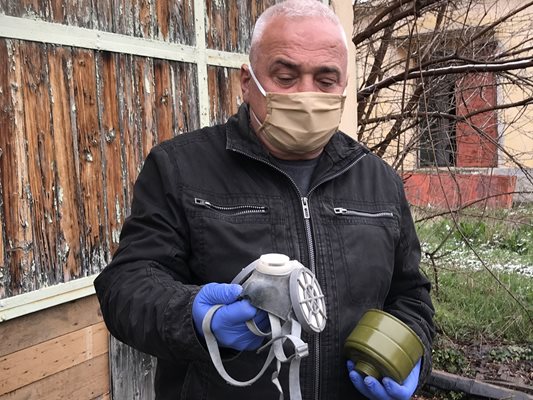 Служителят на Гражданска защита в община Павел баня Николай Гоцков показва как изглежда плячката на крадците - в дясната си ръка той държи респиратор /маска/, а в лявата - филтър за противогаз.
