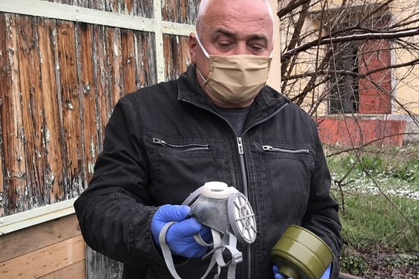 Служителят на Гражданска защита в община Павел баня Николай Гоцков показва как изглежда плячката на крадците - в дясната си ръка той държи респиратор /маска/, а в лявата - филтър за противогаз.
