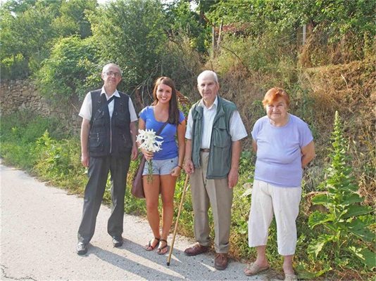 Джена (втората отляво) и част от роднините на прадядо й Димитър-Джеймс на път за родната му къща в търновското с. Катранджии.