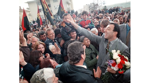 Още преди да е встъпил в длъжност като президент, Петър Стоянов отиде при протестиращите срещу второ социалистическо правителство през януари 1997 г.